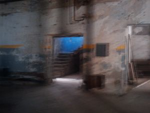 La puerta que da a la parte inferior de la escalera desde la nave.