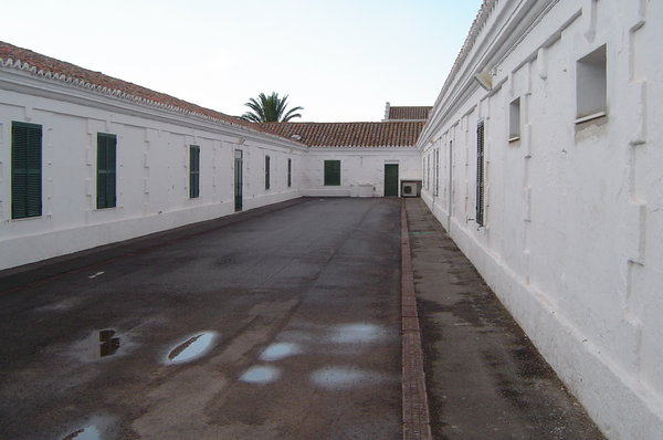 las salas de 300m² son las de los lados de la foto