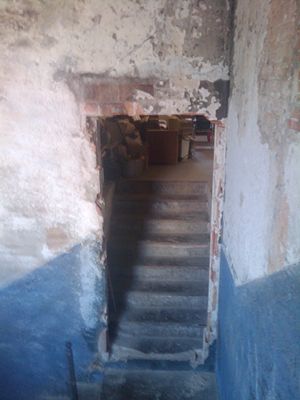 Esta es la escalera. La imagen 4 y 6 son la puerta del hacklab. En estos momentos estan poniendo una puerta.