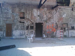 Esta es la puerta de la parte superior de la escalera.